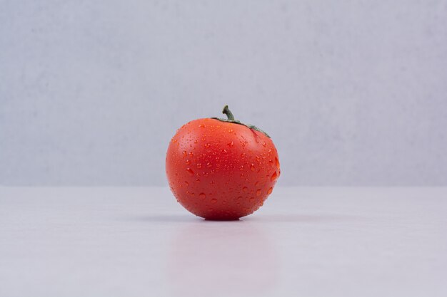 Frische rote Tomate auf weißer Oberfläche