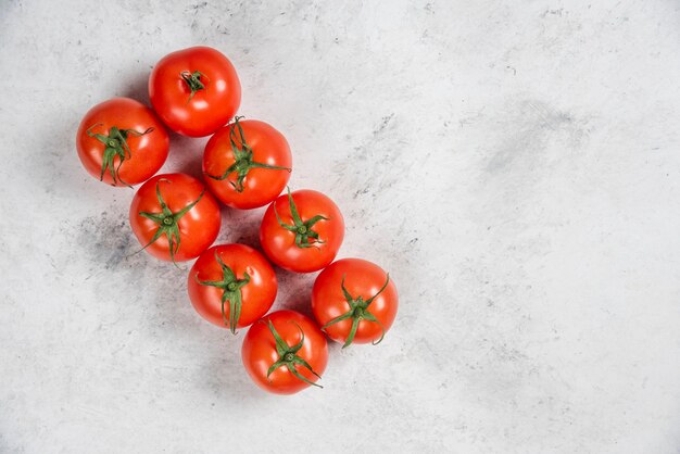 Frische rote Tomaten auf einem Marmorhintergrund
