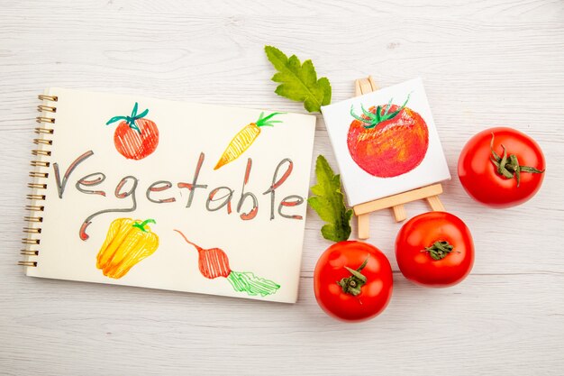 Frische rote Tomaten der Draufsicht auf weißem Tisch