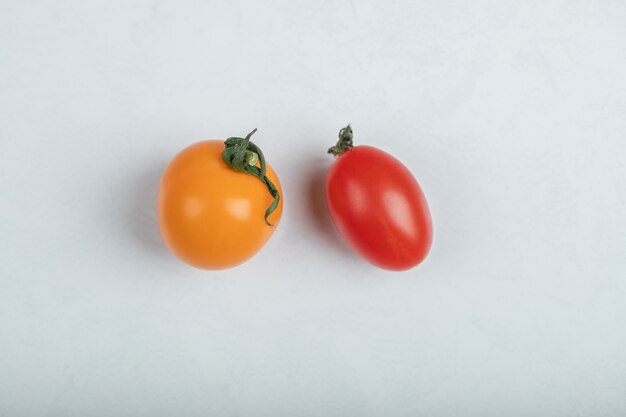 Frische rote und gelbe Bio-Tomaten. Hochwertiges Foto