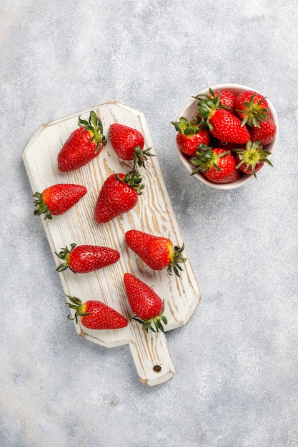 Frische saftige Erdbeeren auf hellem Hintergrund, Draufsicht