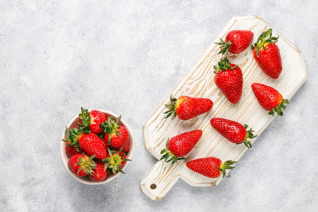 Frische saftige Erdbeeren auf Licht