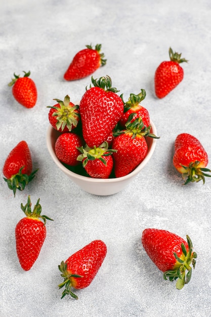 Frische saftige Erdbeeren auf Licht