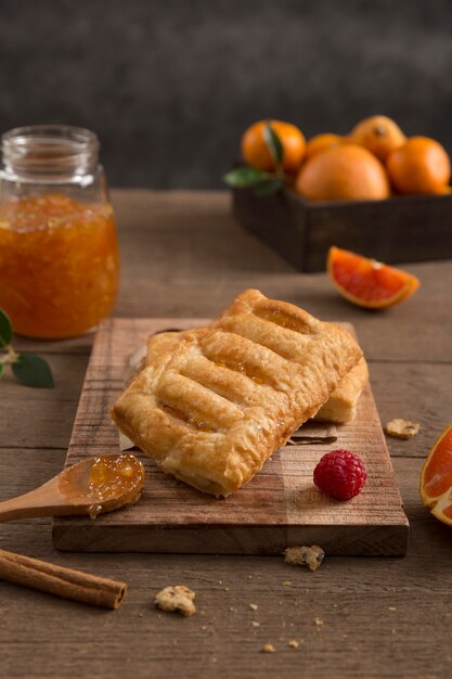 Frische saftige hausgemachte Marmelade und Gebäck