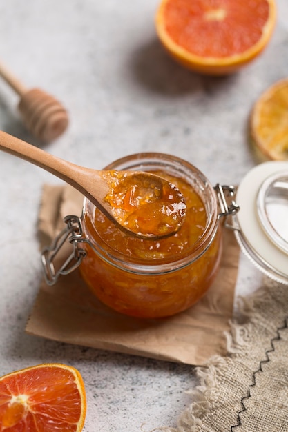 Frische saftige hausgemachte Marmelade und Löffel