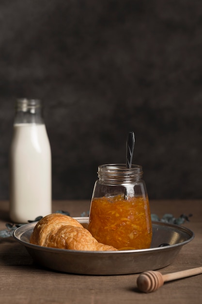 Frische saftige hausgemachte Marmelade und Milch