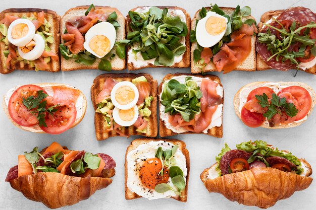 Frische Sandwiches Anordnung auf weißem Hintergrund