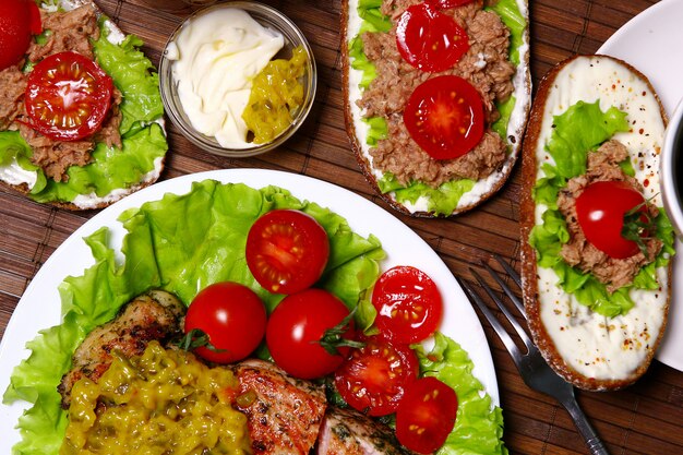 Frische Sandwiches mit Thunfisch, Gemüse und Fleisch und Salat