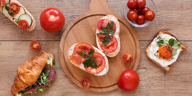 Frische Sandwiches Zusammensetzung auf hölzernem Hintergrund