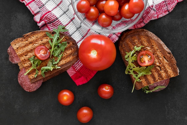 Frische Sandwiches Zusammensetzung auf schwarzem Hintergrund