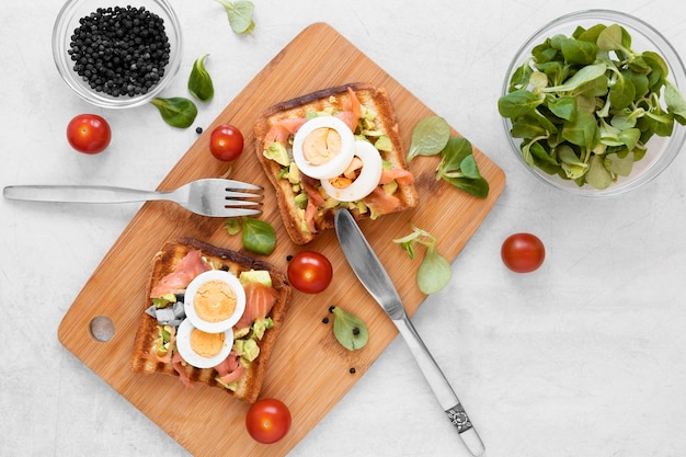 Frische Sandwiches Zusammensetzung auf weißem Hintergrund