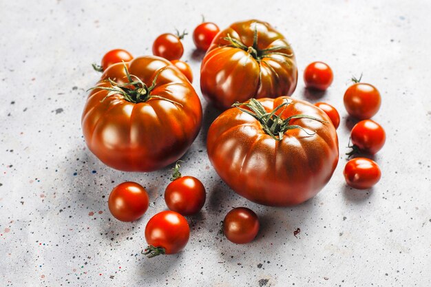 Frische schwarze Brandywine Bio-Tomaten.