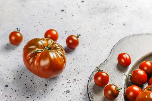 Kostenloses Foto frische schwarze weinbrand-bio-tomaten.