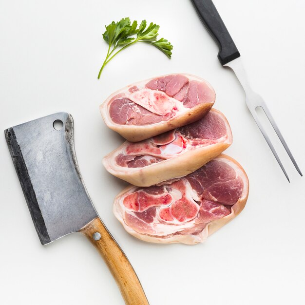 Frische Steaks der Nahaufnahme mit Messer auf dem Tisch