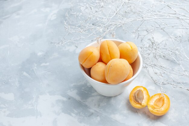 frische süße Aprikosen milde Früchte in Platte auf weißem Schreibtisch, Obst frisches Sommeressen Mahlzeit Vitamin