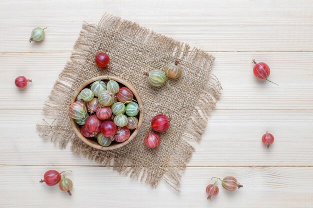 Frische süße Bio-Stachelbeeren in der Schüssel