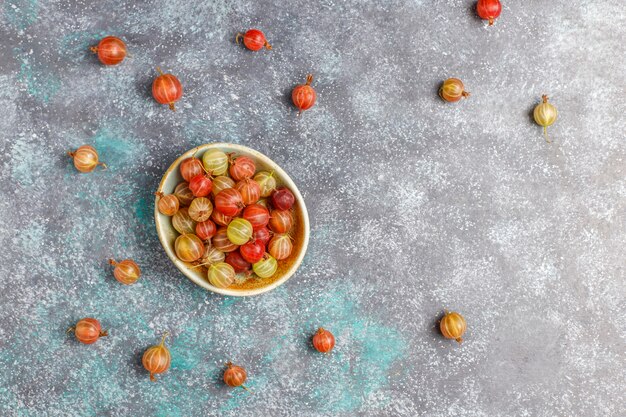 Frische süße Bio-Stachelbeeren in der Schüssel