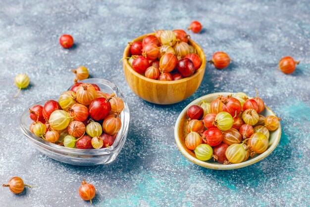 Frische süße Bio-Stachelbeeren in der Schüssel