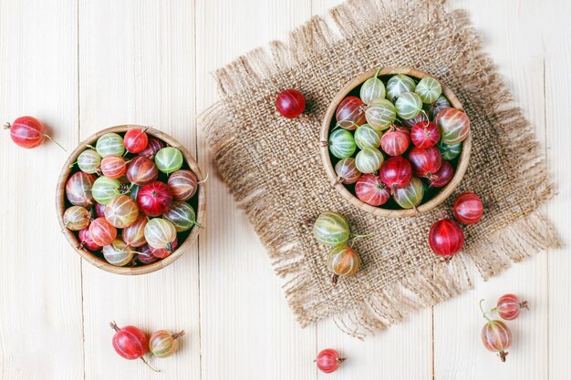 Frische süße Bio-Stachelbeeren in der Schüssel