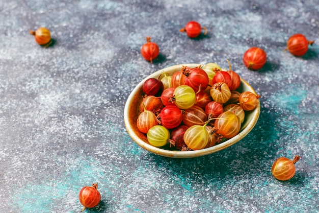 Frische süße Bio-Stachelbeeren in der Schüssel