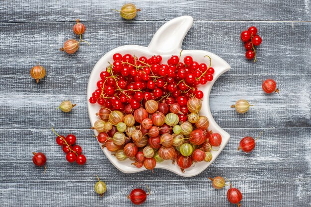 Frische süße Bio-Stachelbeeren und rote Johannisbeeren in Schalen