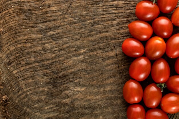 Frische Tomaten auf Holzschreibtisch