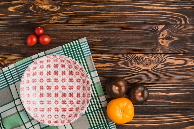 Frische Tomaten, die nahe Schüssel liegen