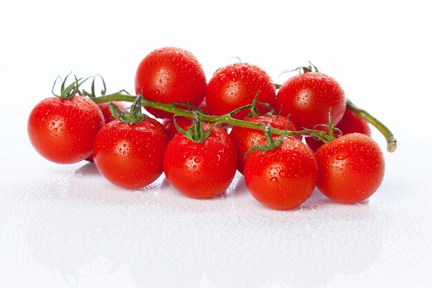 Frische Tomaten isoliert auf weißem Hintergrund