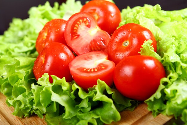 Frische und feuchte Tomaten