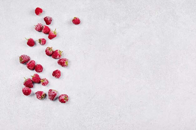 Frische und süße Himbeeren auf Weiß.