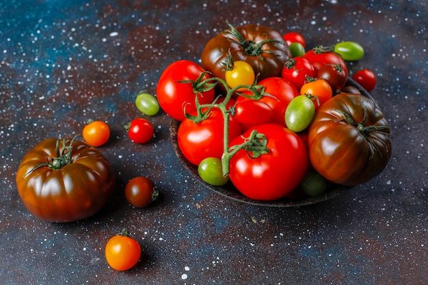 Kostenloses Foto frische verschiedene bio-tomaten.