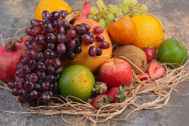 Frische verschiedene Früchte auf Marmoroberfläche