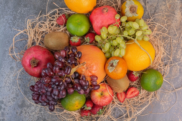 Frische verschiedene Früchte auf Marmoroberfläche