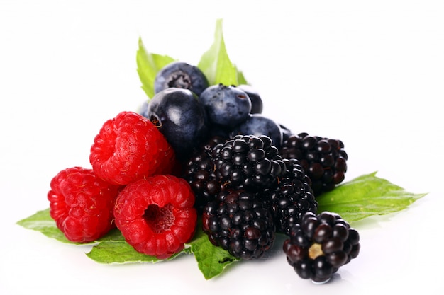 Frische waldbeeren über weiß