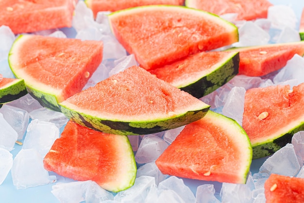 Kostenloses Foto frische wassermelone auf eiswürfeln