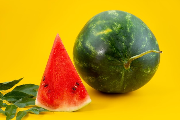 Frische Wassermelone aus der Vorderansicht, süß und in Scheiben geschnitten auf gelbe Fruchtsommerfarbe