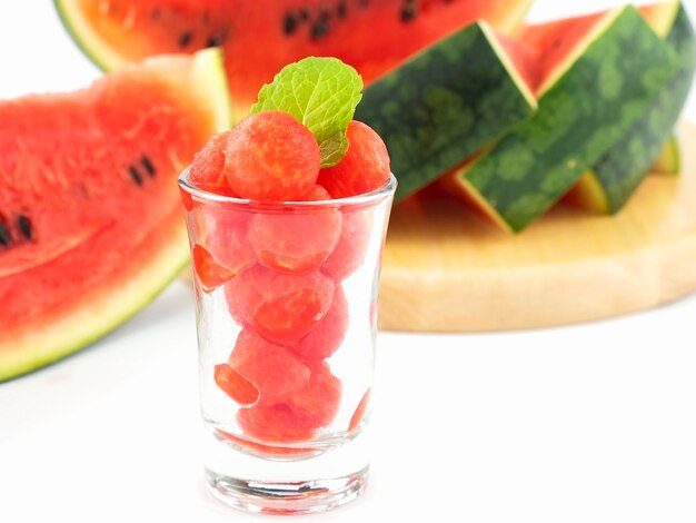 Frische Wassermelone in einem Glas auf weißem Hintergrund