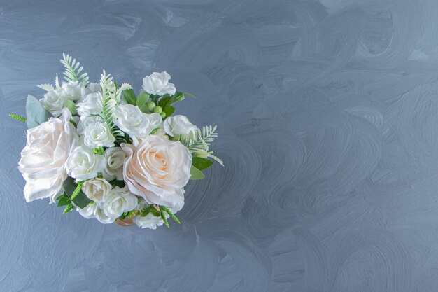 Frische weiße Blumen in einer Vase auf dem Marmortisch.