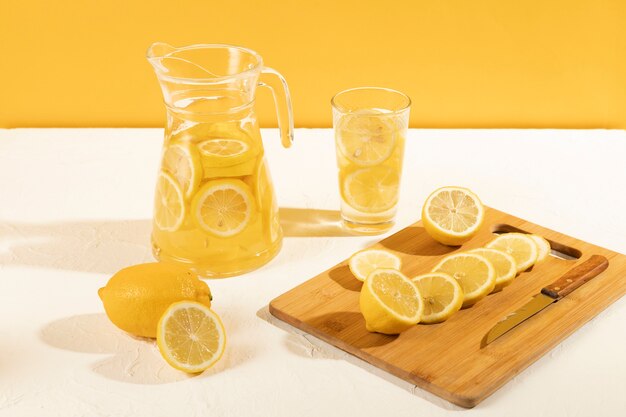 Frische Zitronen des hohen Winkels auf Tabelle für Limonade