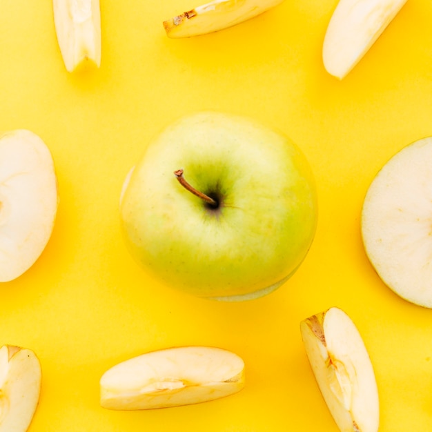 Frischer Apfel auf heller Oberfläche