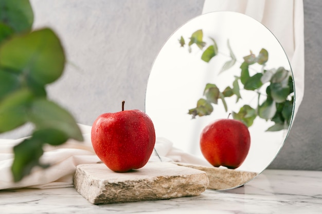 Frischer Apfel neben dem Spiegel