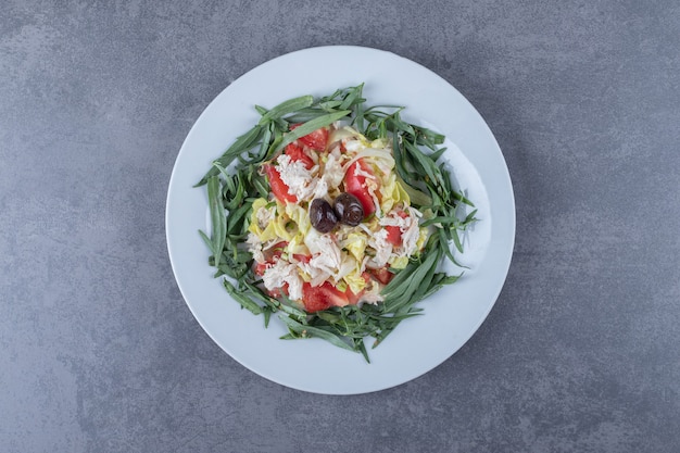 Frischer appetitlicher Salat auf weißem Teller.