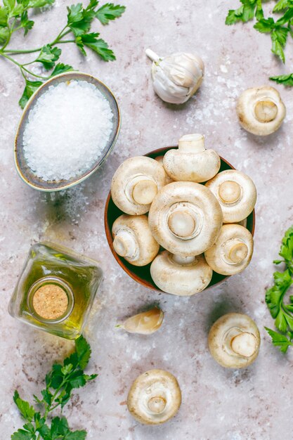 Frischer Bio-Champignon mit weißen Pilzen