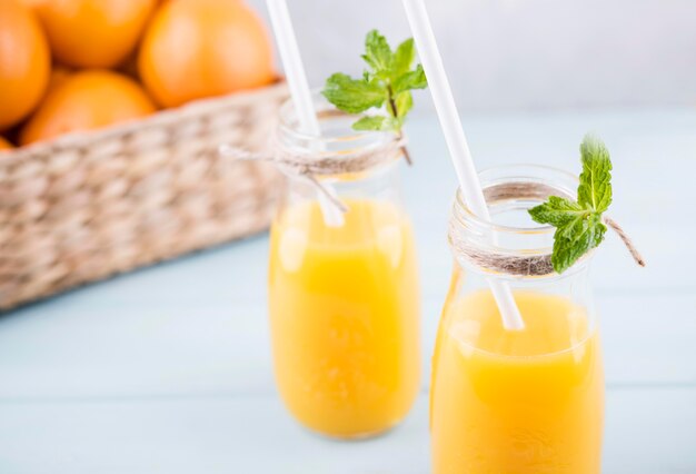 Frischer Bio-Orangensaft zum Servieren bereit