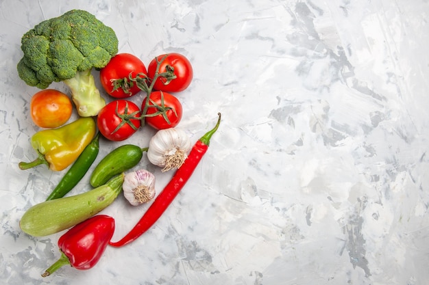 Frischer Brokkoli der Draufsicht mit Gemüse auf reifer Gesundheitsdiät des weißen Tafelsalats