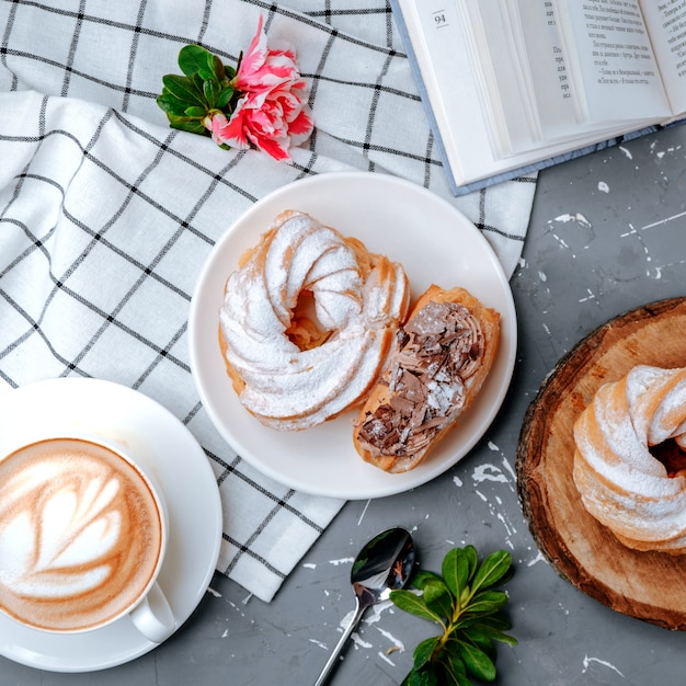 Kostenloses Foto frischer cappuccino mit süßem genuss