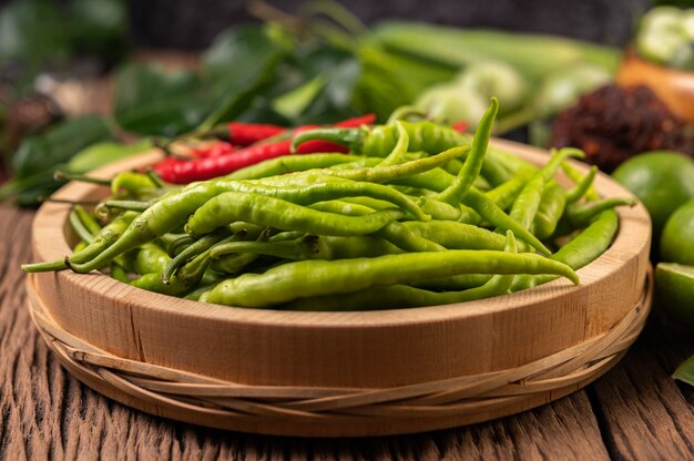 Frischer Chili auf einem Holztablett mit Zitronen-Kaffir-Limettenblättern.