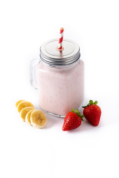 Kostenloses Foto frischer erdbeer- und bananen-smoothie im glas isoliert auf weißem hintergrund