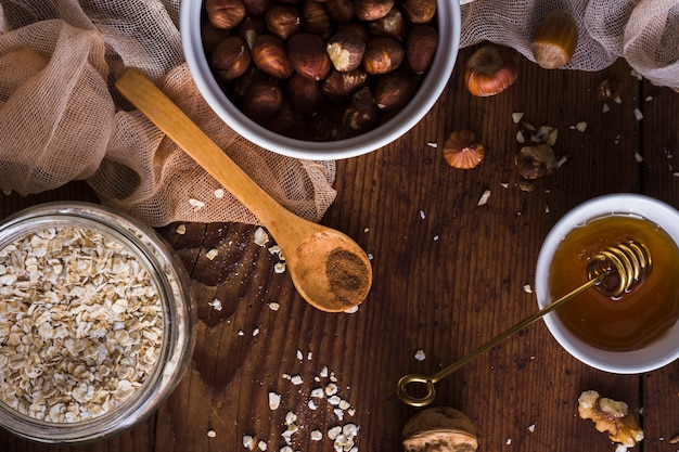 Frischer feinschmeckerischer Snack der Draufsicht auf dem Tisch