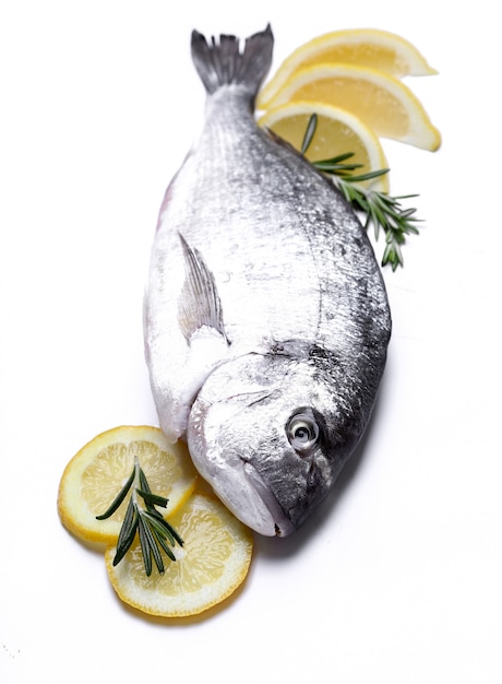 Kostenloses Foto frischer fisch mit zitrone auf weiß